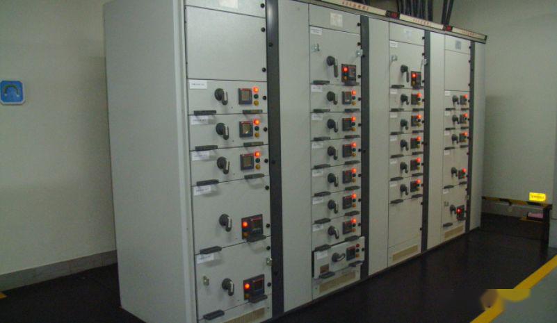 配電室中有哪些類(lèi)型的低壓配電柜電壓？配電柜主要內(nèi)部組件是什么？