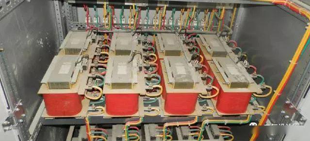 配電室中有哪些類(lèi)型的低壓配電柜電壓？配電柜主要內(nèi)部組件是什么？