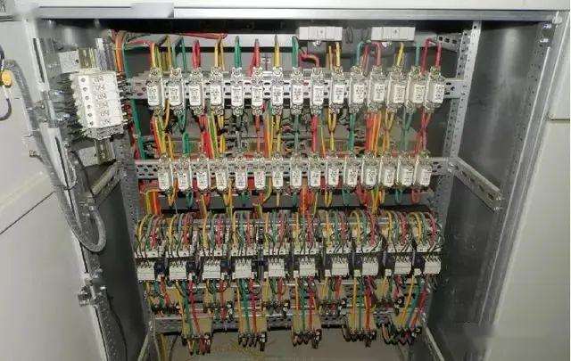 配電室中有哪些類(lèi)型的低壓配電柜電壓？配電柜主要內(nèi)部組件是什么？