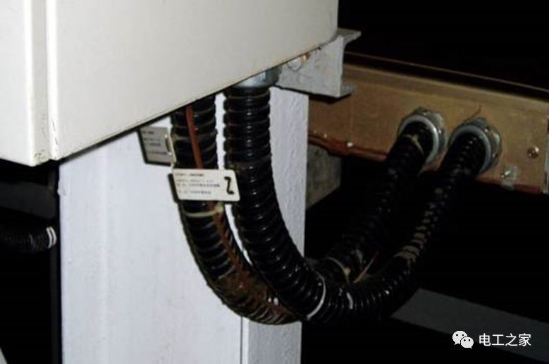 一條完成開關(guān)柜安裝，電纜橋架施工，電纜敷設(shè)及布線施工，照明配電箱施工