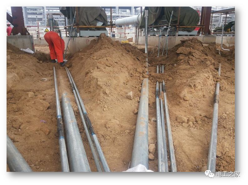 一條完成開關(guān)柜安裝，電纜橋架施工，電纜敷設(shè)及布線施工，照明配電箱施工