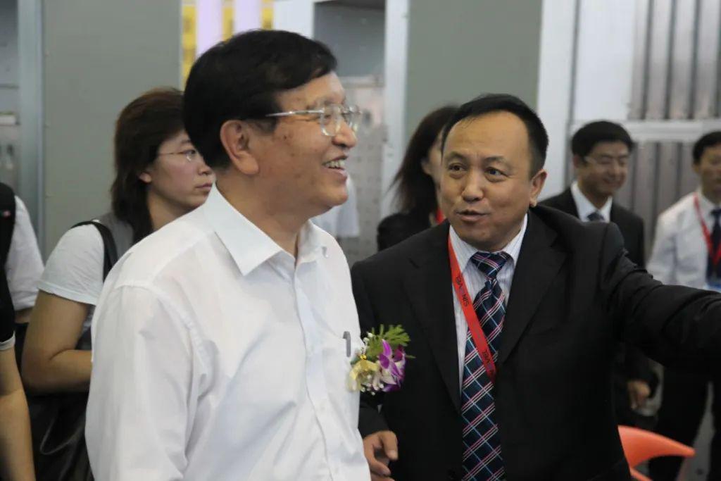 華德海特電器在2020年榮獲“中國開關柜 10頂級品牌”72.5千伏氫地理信息系統(tǒng)和碳地理信息系統(tǒng)獎，填補了國際空白