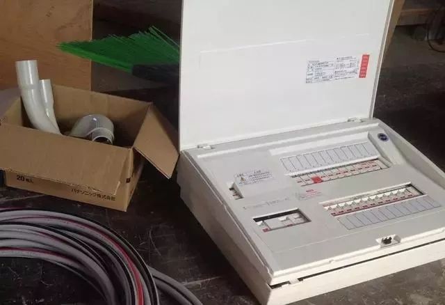 為什么日本家庭使用40年的單件配電箱而我們?nèi)匀辉诂F(xiàn)場(chǎng)組裝它？