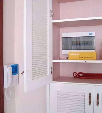 老電工把配電箱安裝在墻內(nèi)。曬太陽(yáng)太聰明了。