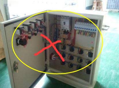 老電工把配電箱安裝在墻內(nèi)。曬太陽(yáng)太聰明了。