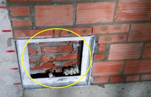 老電工把配電箱安裝在墻內(nèi)。曬太陽(yáng)太聰明了。