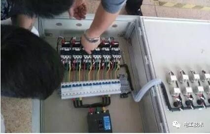 分析了配電箱的內(nèi)部結(jié)構(gòu)，誰(shuí)能理解它？