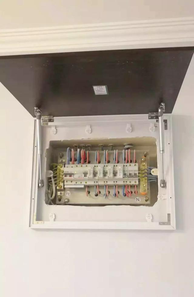 配電箱泄漏太難看了，簡單的變化，鄰居們都震驚了！