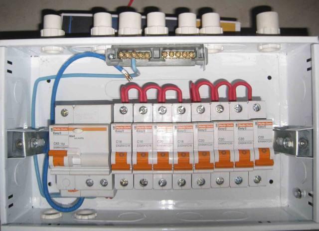 家居裝飾配電箱如何分配丟失的保險更合適？難怪人們總是回家旅游。原來這里有一個錯誤的裝置。