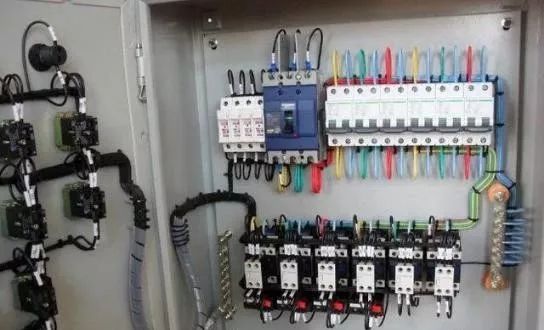 配電箱標(biāo)準(zhǔn)、接線方法、安裝方法和分類等。被詳細(xì)描述并且一次清楚。