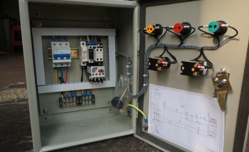 配電箱帶漏電保護(hù)或空？只有有這么多漏洞和空的開(kāi)口才是安全的。這太實(shí)際了。