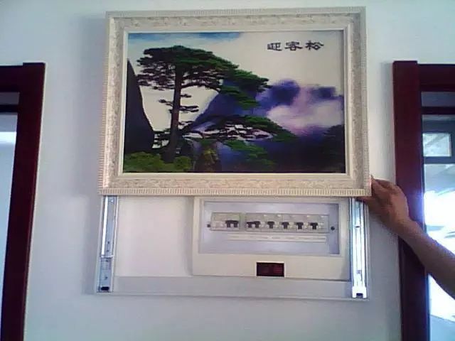 你家人的配電箱隱藏得好嗎？新房子的裝飾看起來很漂亮，因為做得很好。