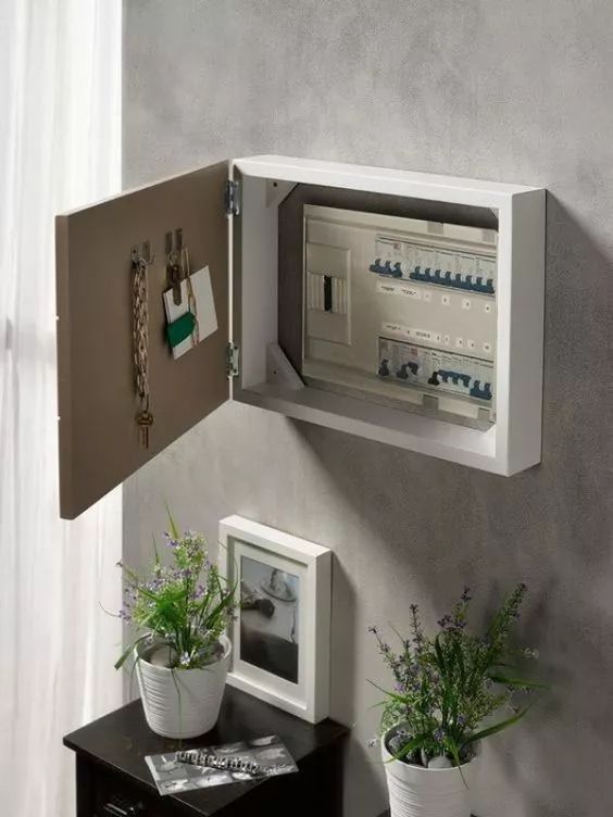 你家人的配電箱隱藏得好嗎？新房子的裝飾看起來很漂亮，因為做得很好。