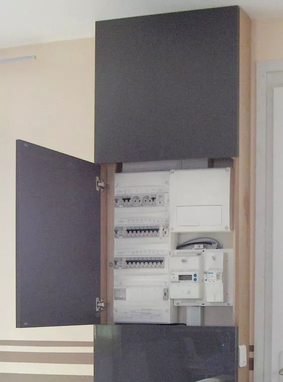 你家人的配電箱隱藏得好嗎？新房子的裝飾看起來很漂亮，因為做得很好。