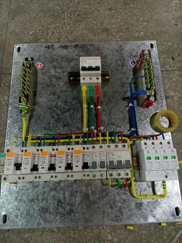 跟著師傅學做配電箱，看到師傅的手藝，我不好意思開始