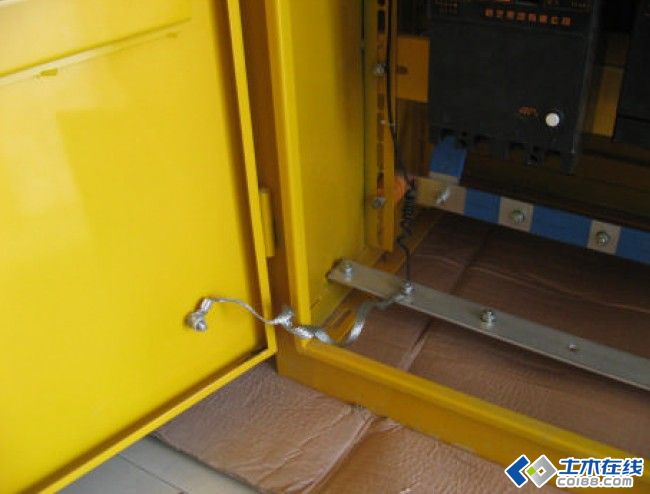 三級(jí)配電，二級(jí)保護(hù)，一機(jī)一閘一漏，一箱配電箱及施工要求