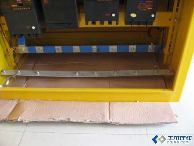 三級(jí)配電，二級(jí)保護(hù)，一機(jī)一閘一漏，一箱配電箱及施工要求