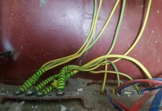 在一個建筑工地，一個建筑電工應該如何安裝一個居民配電箱！與新加入者分享