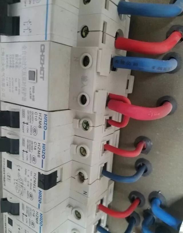 在一個建筑工地，一個建筑電工應該如何安裝一個居民配電箱！與新加入者分享