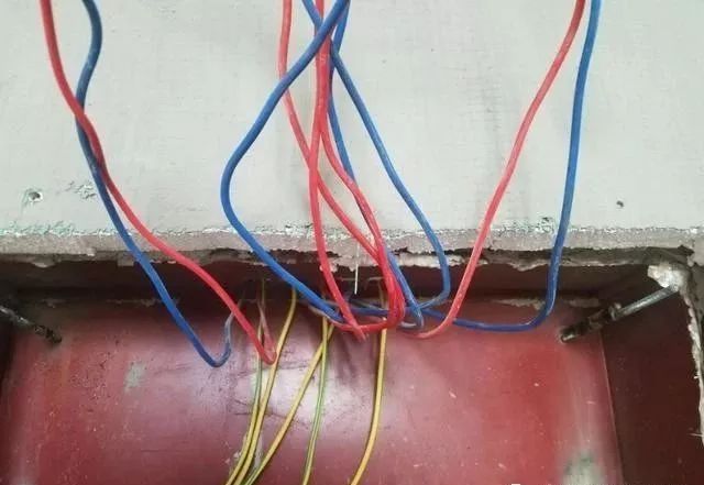 在一個建筑工地，一個建筑電工應該如何安裝一個居民配電箱！與新加入者分享