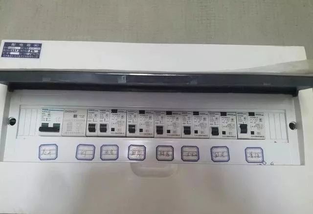 在一個建筑工地，一個建筑電工應該如何安裝一個居民配電箱！與新加入者分享