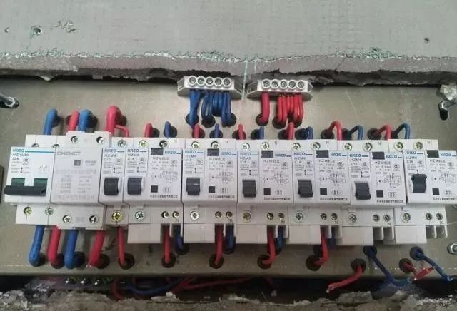 在一個建筑工地，一個建筑電工應該如何安裝一個居民配電箱！與新加入者分享